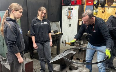 Mit Säge, Bohrer und Schweissgerät zur Feuerschale